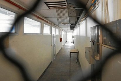 La red metálica que impide pasar por las antiguas aulas vacías.