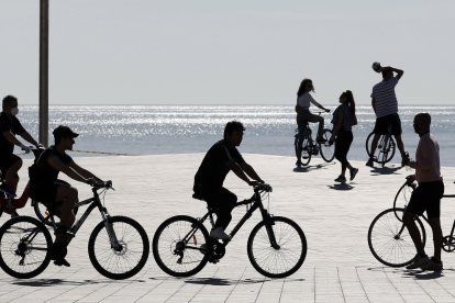 Cientos de barceloneses salieron ayer a correr o en bicicleta por el paseo de la playa de la Barceloneta.
