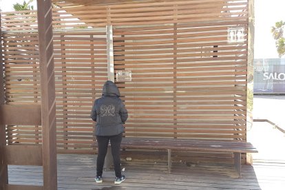 Una turista, el pasado sábado ante la puertas cerradas del lavabo público ubicado en el Passeig Miramar de la Platja de Ponent.