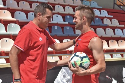 Raúl y Miramón se saludan durante el encuentro que han tenido hoy.