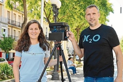 Marina Almazán y Aitor Rovira, junto a la cámara de