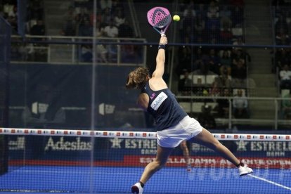 La reusense, rematando una bola.