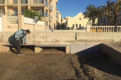 Compuertas para evitar la entrada del oleaje a la plaza de las Palmeras de El Vendrell.