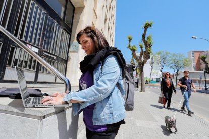 Laura Recasens, coordinadora del proyecto, delante de los juzgados.