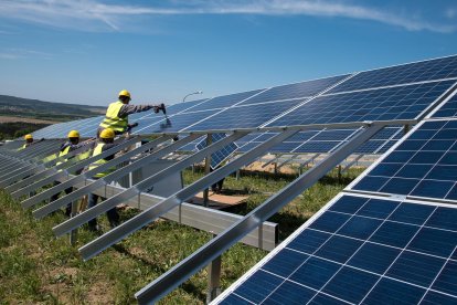 Instalación de placas solares en campos.