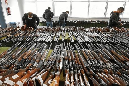 Las armas subastadas suelen ser de personas a quienes les ha caducado la licencia o que han muerto.