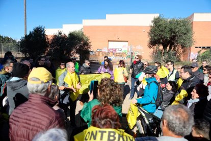 Manifestantes, delante del almacén.
