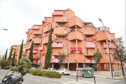 Edificio de viviendas en el barrio Gaudí de Reus.