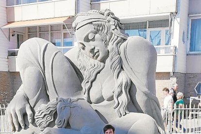 Sergi Ramírez, al lado de una escultura: