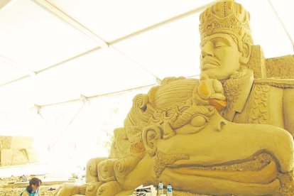 Escultura de arena creada en Indonesia.
