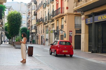 Un turismo circulando a través de la zona del Raval de Santa Anna que está reservada para los peatones, a contradirección.