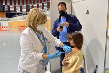 Vacunación pediátrica en el Palau d'Esports de la Anella, en Campclar.