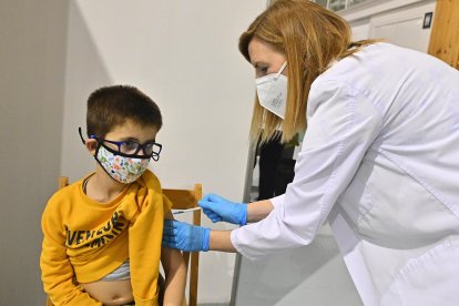 Pau Lladó, de cinco años, vacunándose ayer en el Palau.