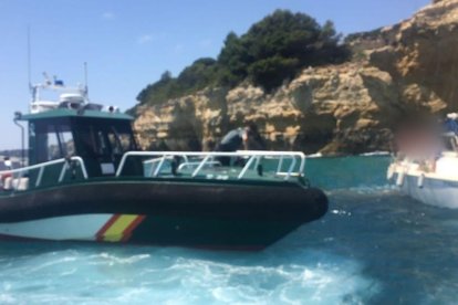 La lancha de la Benemérita, ayudando al velero en problemas en Torredembarra.