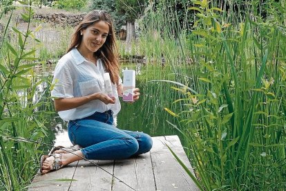 Aida Mateo Giral, junto a algunos de sus productos cosméticos, en Mas Ardèvol, en el Priorat