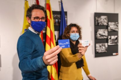 Vila-seca activa un ‘DNI’ para sus vecinos que permite viajar gratis en el autobús municipal