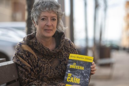 L’escriptora Sílvia Mayans, una barcelonina establerta a Arnes fa més d’una dècada, amb ‘La drecera de Caïm’.