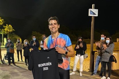 Rubén Vázquez, tras llegar a la meta situada en la playa de l’Arrabassada de Tarragona.