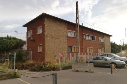 El edificio derribado en la estación de Sant Vicenç de Calders.