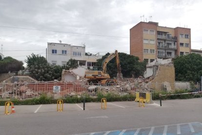 El derribo del edificio en Sant Vicenç de Calders.
