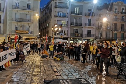 Unas 400 personas se han concentrado en la plaza Mercadal de Reus.