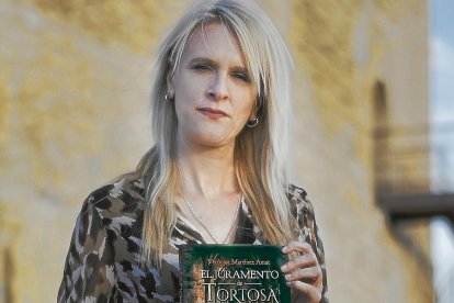 Verónica Martínez Amat con la novela en el castillo de Petrer.