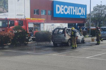 El coche, completamente calcinado.