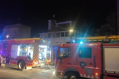 Los bomberos sofocaron las llamas en el antiguo restaurante.