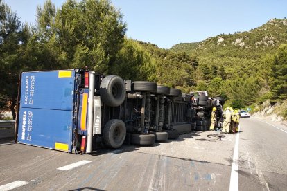 Es possible que s'hagi de tallar la vía completament per retirar el camió. À.Juanpere