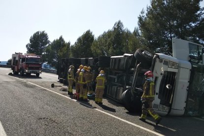 Imatge del camió bolcat al Coll de Lilla. À.Juanpere