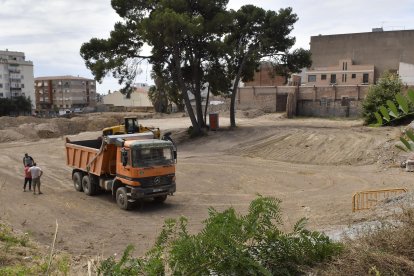 La semana pasada empezaron los trabajos de construcción de las 24 viviendas en la zona del Forn del Soto de Reus.