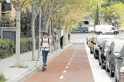 Dos imágenes del carril bici por Marquès de Montoliu y la calle Ramon Comas i Maduell.