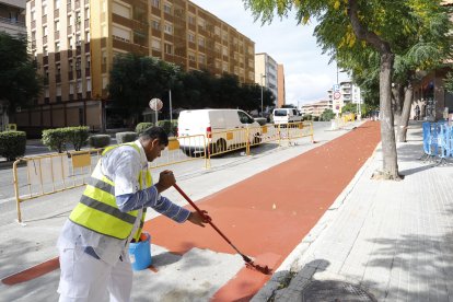 Dos imágenes del carril bici por Marquès de Montoliu y la calle Ramon Comas i Maduell.