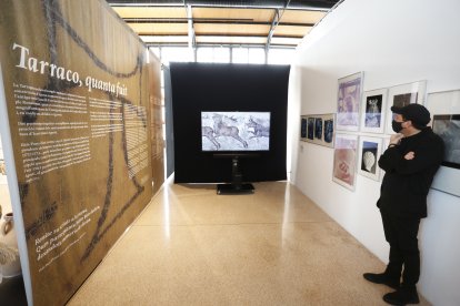 Jordi Abelló mira el vídeo 'Seguint els passos de Medusa'.