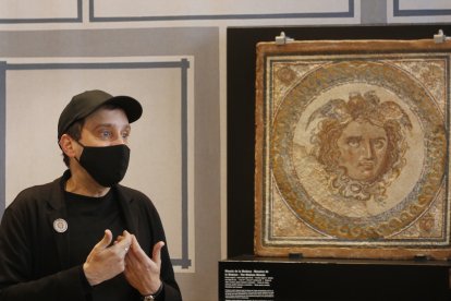 Jordi Abelló amb el mosaic de la Medusa exposat al MNAT.