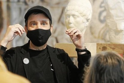 L'artista reusenc Jordi Abelló, en un moment de la inauguració de la videocreació.