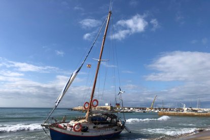 Encalla en Coma-ruga un velero que venía de Ibiza