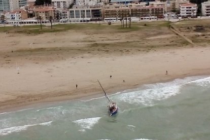 El barca en la orilla de Coma-ruga. FORO: SALVAMENTO MARITIMO