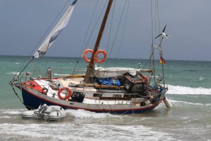 El velero quedó encallado en la orilla.
