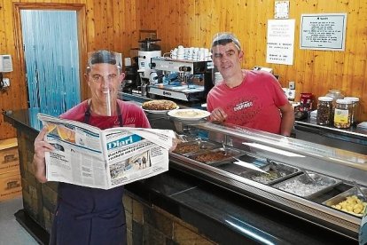 Bar Atura’t. C/ La Sardana 4 bajos, Riudoms. Juan Alfonso y Juli Montalvo, los dos hermanos de una familia hostelera, reabren después de dos meses de cierre con sus conocidas tapas en el pueblo del Baix Camp.