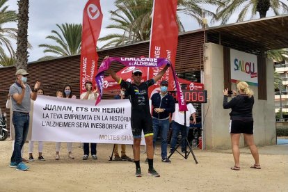 La emoción de Juanan Fernández tras completar el medio Ironman.