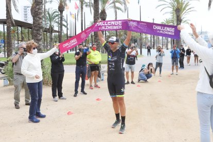 Juanan Fernández, tras cruzar la meta del medio Ironman en solitarioen Salou.
