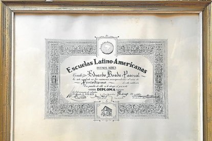 Diploma del curs de periodisme de les Escuelas Latino-Americanas del 1964.