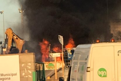 Imagen del incendio en la Deixallería. DT