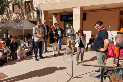 La directora dels Serveis Territorials de Cultura bufant per un dels tubs.