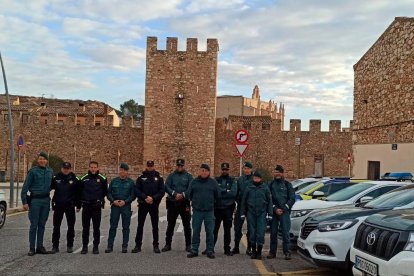 Los agentes de la unidad Seprona de la Guardia Civil y de la Policía Local de Montblanc durante la marcha senderista.