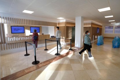 Aspecto actual del vestíbulo del Joan XXIII. De fondo, los tornos todavía inoperativos.
