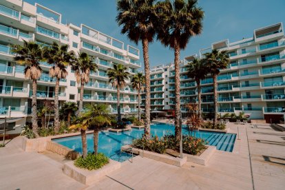El Hotel Blaumar, en Salou, tiene una piscina sostenible y libre de químicos.