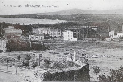 La plaza de toros y la explanada donde se inauguraría años después, en 1915, el Mercat Central.