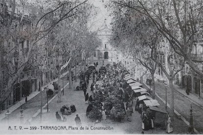Un mercadillo de frutas y verduras en una Plaça de la Font arbolada y sin terrazas.